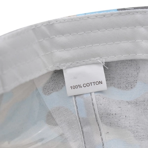 Gros plan sur l'étiquette 100% coton d'une casquette de baseball à motif camouflage
