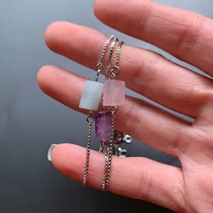 Dreiteiliges verstellbares Armband mit grünen rosa und lila rechteckigen Kristallen