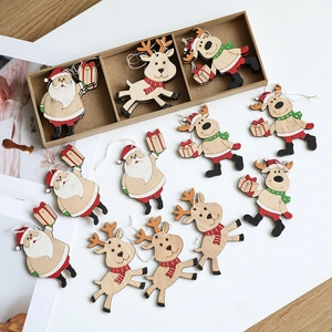 Houten kersthanger set met kerstman en rendierfiguren in een decoratieve houten opbergdoos