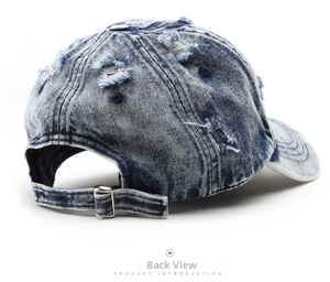 Dettaglio posteriore del cappello in denim slavato con fibbia in metallo regolabile