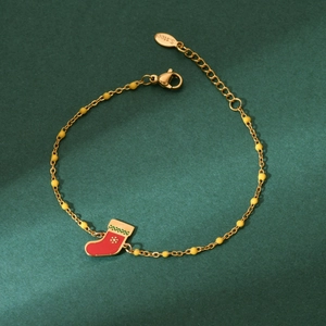 Gros plan du bracelet de Noël en acier inoxydable avec chaussette émaillée rouge et perles