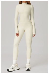 Détail de la combinaison de yoga crème avec col montant zippé et coutures amincissantes