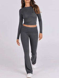 Dettaglio completo di un set due pezzi grigio con maglia a maniche lunghe e pantaloni flare