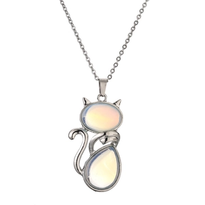 Silberne Katzenhalskette mit Opal-Edelsteinen auf sauberem weißem Hintergrund