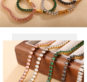 Gros plan détaillé de bracelets tennis en zircon coloré sur un support en bois