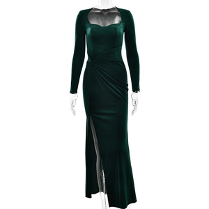 Détail d'une robe élégante en velours vert foncé avec encolure carrée et taille plissée