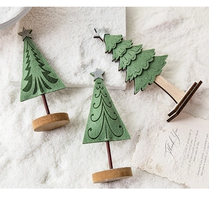 Trois sapins de Noël en feutre vert sur socles en bois avec étoiles en décor enneigé