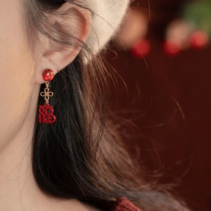 Boucles d'oreilles Nouvel An Fu avec nœud chinois rouge et breloques en résine