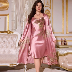 Ensemble de nuit 2 pièces pour femme en satin de soie rose avec broderies florales
