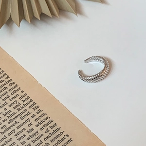 Detail of minimalist 925 sterling silver ring featuring a vertical ribbed texture design