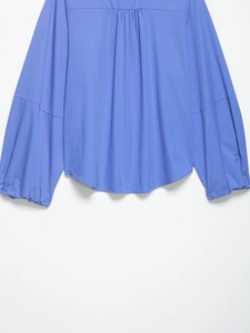 Détail de chemise en popeline avec manches ballon et plis au dos en bleu lilas