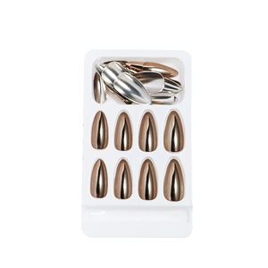 Set mit metallisch bronzenen und silbernen Kunstnägeln in Stiletto-Mandelform