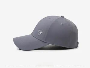 Dettaglio cappellino da baseball grigio scuro a rapida asciugatura con ricamo WY e cuciture