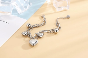 Détail du bracelet multicouche en acier inoxydable avec breloque cœur et billes argentées