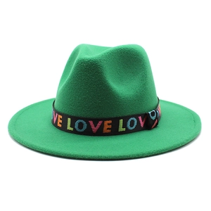 Détail du ruban noir avec broderie LOVE colorée sur un chapeau fedora en laine verte