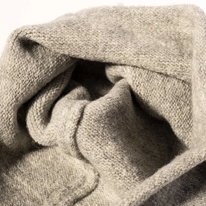 Bonnet en maille gris clair pour femme en laine chaude avec une texture douce et bord roulé
