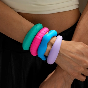 Bunte geometrische Acryl-Armreifen-Set in Grün, Pink, Blau und Lila für Damen