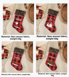 Lot de quatre chaussettes de Noël à carreaux avec bordure peluche et motifs de fêtes