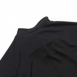 Détail de la maille noire de haute qualité et des coutures précises à l'épaule de la robe