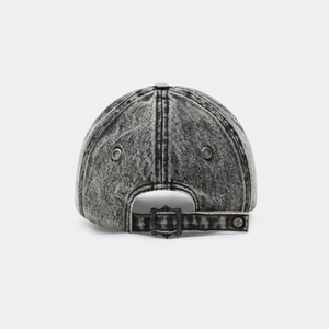 Détail arrière de la casquette de baseball en denim délavé avec boucle en métal réglable