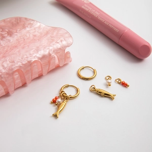 Stapelbare goldene Creolen-Set mit Fisch-Anhängern, weißen Perlen und roten Perlen