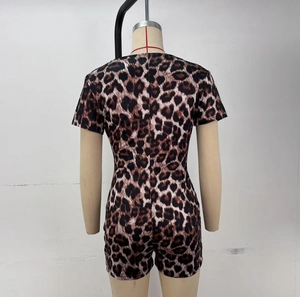 Vista posteriore della tutina leopardata a maniche corte con silhouette aderente e sexy