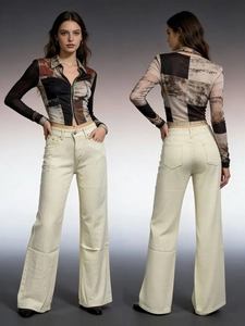 Détail du pantalon en jean blanc cassé à taille haute, jambe large et coupe droite