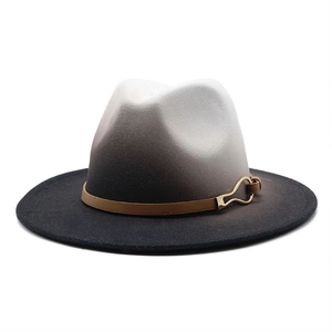 Détail du chapeau en feutre dégradé avec bande en cuir marron et boucle dorée