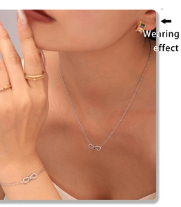 Effet de porter de l'ensemble collier et bracelet symbole infini en argent et zircons