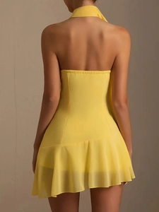 Détail du dos nu et de l'ourlet à volants superposés de cette robe d'été jaune vif