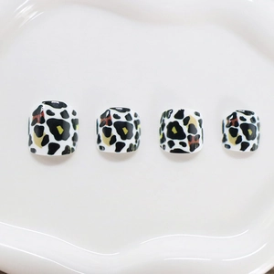 Faux ongles d'orteils carrés courts à motif léopard noir et blanc brillant sur plateau