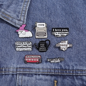 Détails des épinglettes en émail Taylor Swift sur texture en tissu denim bleu