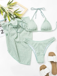 Detailansicht eines minzgrünen Bikini-Sets mit strukturiertem Stoff und Netz-Sarong