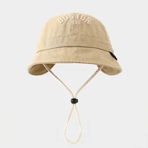 Detalle de gorro de pescador para niños en algodón con bordado Boston y cordón ajustable