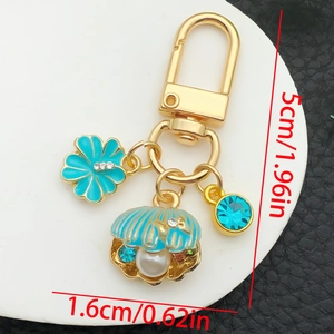 Vue détaillée du porte-clés coquillage et fleur avec dimensions de 5cm et 1,6cm