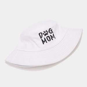 Détail de la broderie DOG MOM et de l'empreinte sur un chapeau bob en coton blanc