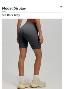 Détail du short de yoga taille haute gris sel de mer avec effet galbant et fessier push-up