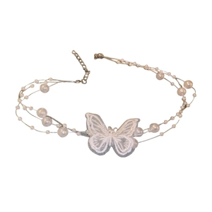 Collier multi-rangs en perles avec pendentif papillon en dentelle blanche élégant