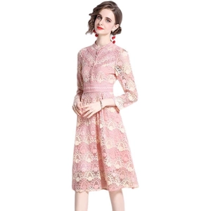 Robe midi élégante en dentelle rose à manches longues avec col montant et broderie ajourée
