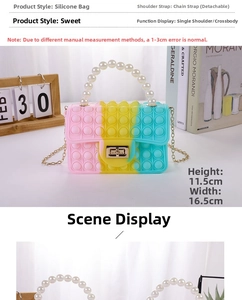 Silicone pop-it bag with gradient colors, pearl handle and 16.5x11.5cm size detail