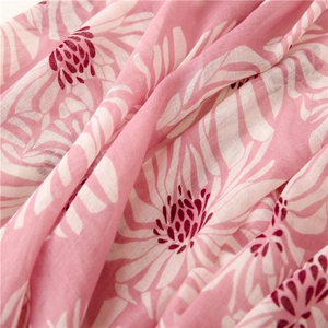 Détail de l'imprimé floral rose sur une texture de tissu en coton et lin respirant