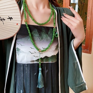 Long collier rétro de style chinois avec perles vertes et glands en soie fine