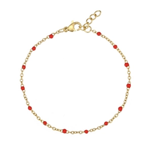 Détail d'un bracelet en chaîne dorée avec des perles rouges et un fermoir mousqueton