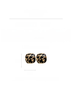 Détails macro des boucles d'oreilles carrées léopard dorées avec dimensions de 2cm