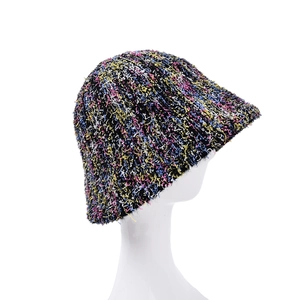 Dettaglio del cappello alla pescatore in maglia arcobaleno con trama di filato spessa
