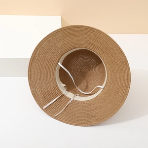 Chapeau de paille minimaliste à large bord avec sangle réglable sur fond esthétique