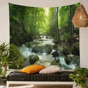 Dettaglio del paesaggio di foresta e cascata stampato su arazzo da parete in poliestere