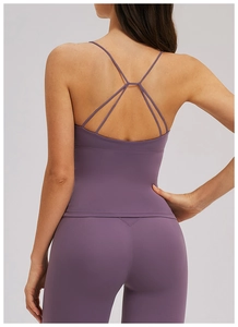 Détail d'un haut de yoga violet avec bretelles croisées au dos pour un style sportif