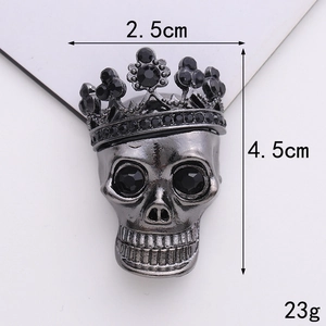 Gotische dunkelgraue Totenkopf-Brosche mit schwarzer Edelstein-Krone und Maßen