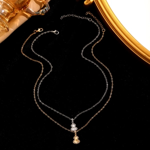Detail von Gold- und Silber-Halsketten mit Wu Lou Anhängern, Kristallbesatz und verstellbaren Ketten